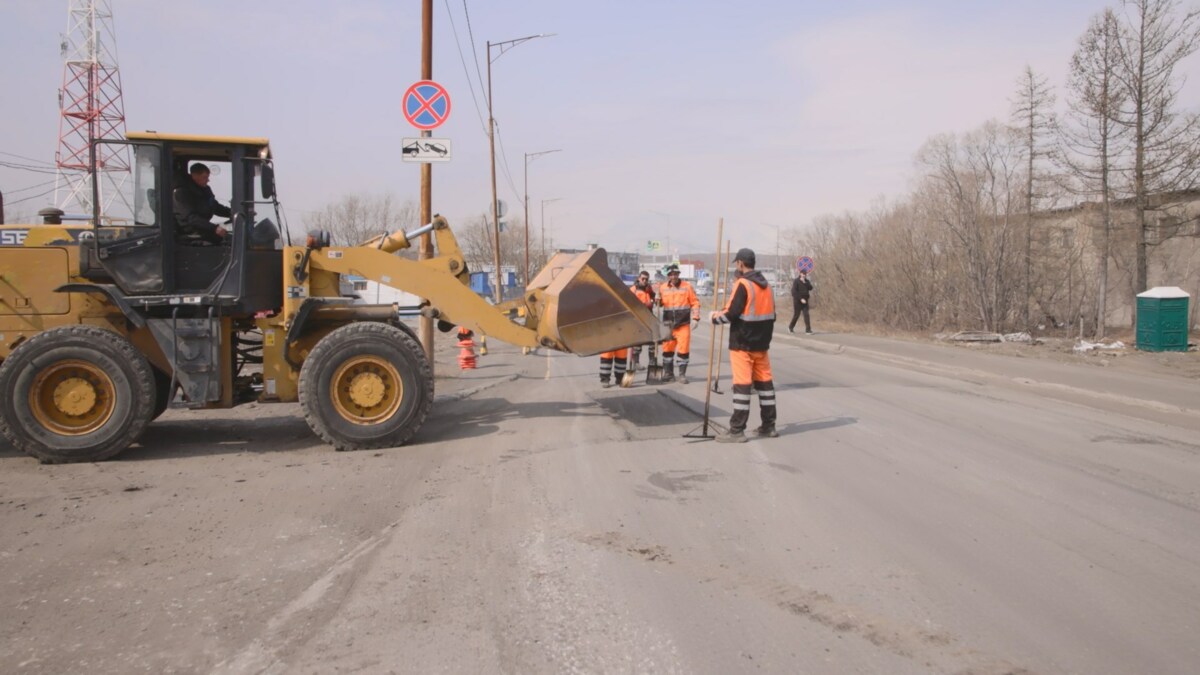 Ямочный ремонт дороги на улице Чубарова в Петропавловске завершается
