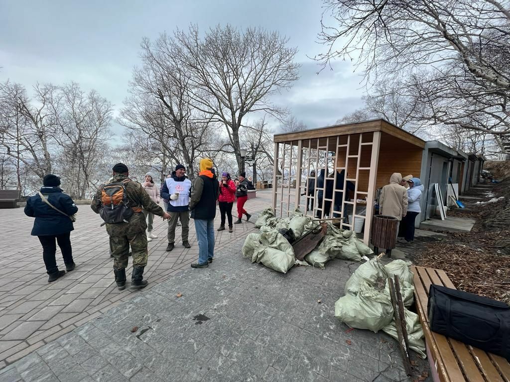 В столице Камчатки сотрудники министерства туризма совместно с представителями туристических ассоциаций провели субботник