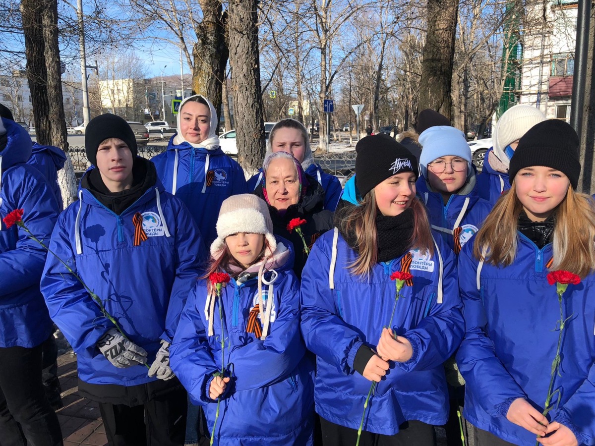 Возложение цветов к обелиску в день 82 годовщины победы в Сталинградской битве г. Елизово