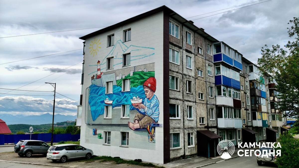 Владимир Солодов встретился с художницей одного из новых муралов в Петропавловске-Камчатском